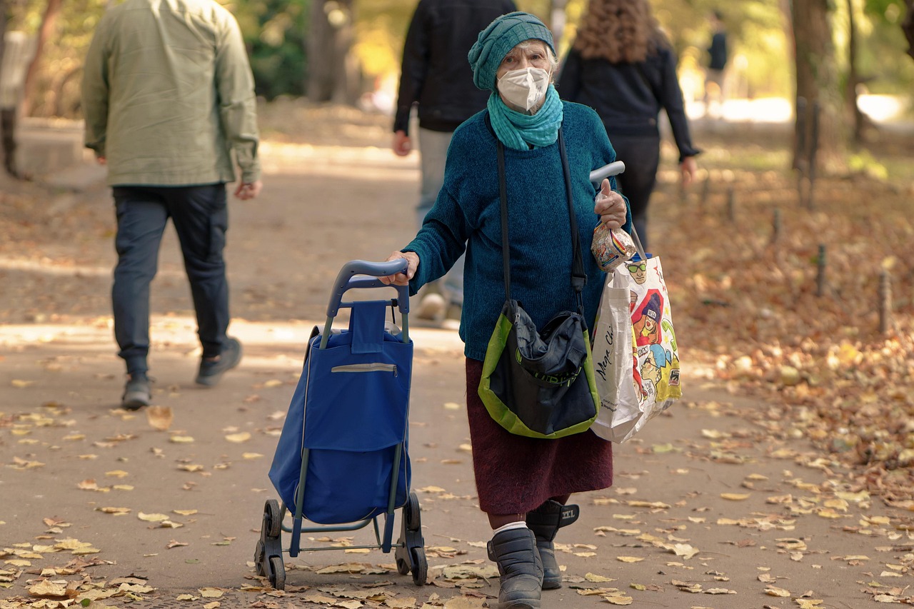 Un anziano con patente in mano, preoccupato per le nuove regole europee sulla guida.