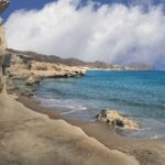 Spiaggia dei Conigli con acque cristalline e sabbia bianca, vista panoramica di un paradiso naturale.