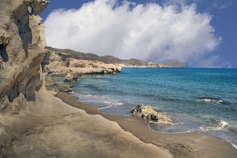 Spiaggia dei Conigli con acque cristalline e sabbia bianca, vista panoramica di un paradiso naturale.