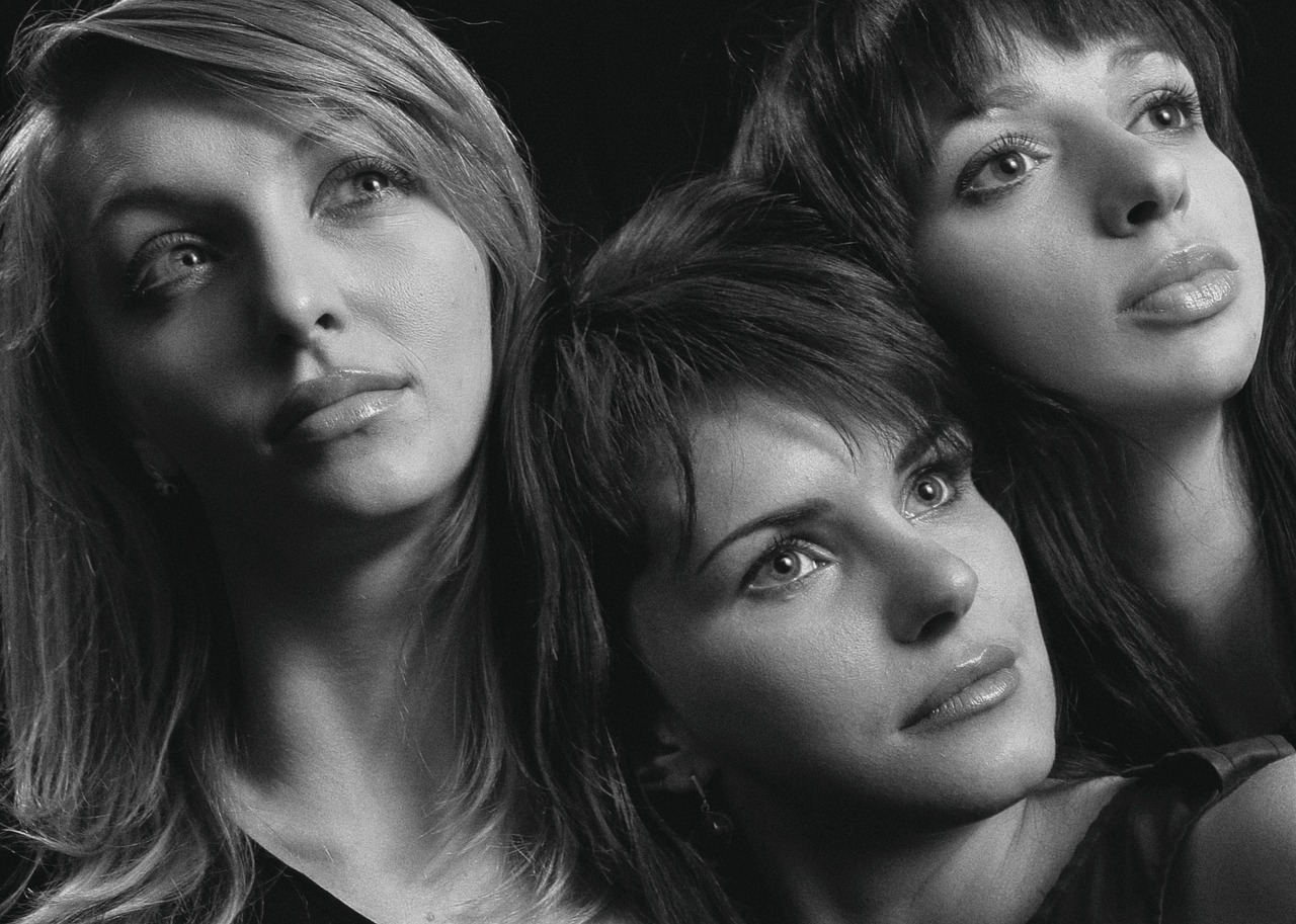 Giocatore di Affari Tuoi mentre apre una valigia sul palco del gioco televisivo.