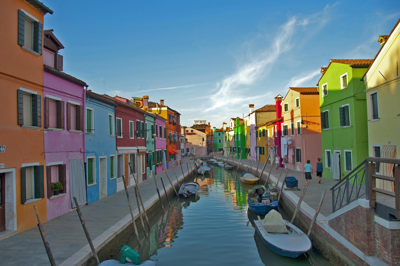 Borgo di Procida con case colorate e pescherecci nel porto, simbolo di cultura e tradizione locale.
