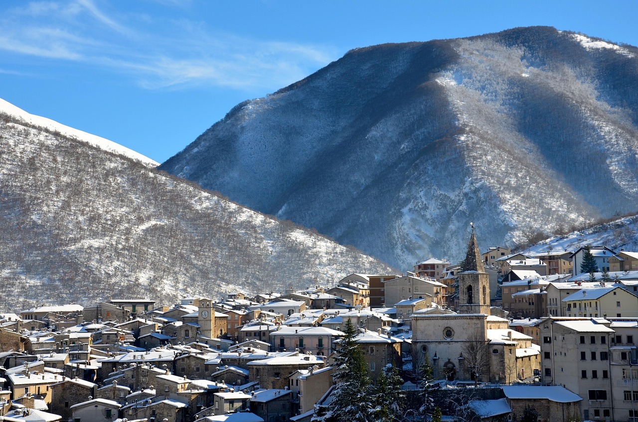 Scena di piste da sci in Abruzzo, con sciatori che si divertono sulla neve.