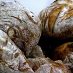 Pane di Altamura DOP, crosta dorata e interna morbida, simbolo della tradizione gastronomica locale.