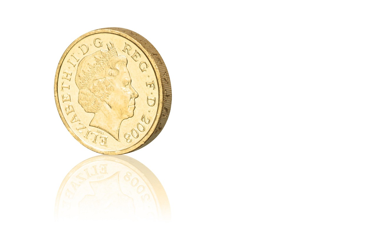 Sterlina d'oro con dettagli lucidi e valore attuale evidenziato in un contesto da collezionista.