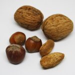 Noci su un tavolo, simbolo di salute per cuore e cervello, con focus sul colesterolo.