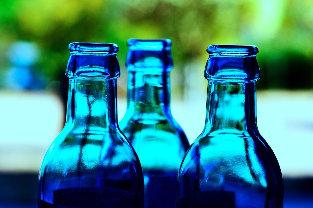 Bottiglie di plastica colorate utilizzate come repellente naturale per piccioni nel giardino.