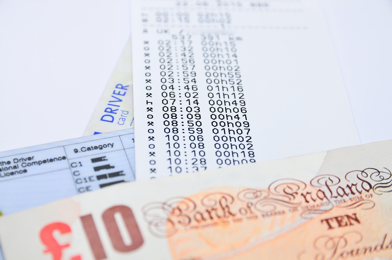 Uomo sorpreso legge notizie sul bollo auto, evidenziando la nuova esenzione per determinate età.