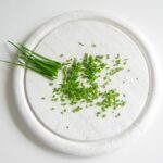 Erba cipollina appassita, pronta per essere potata e rigenerata.