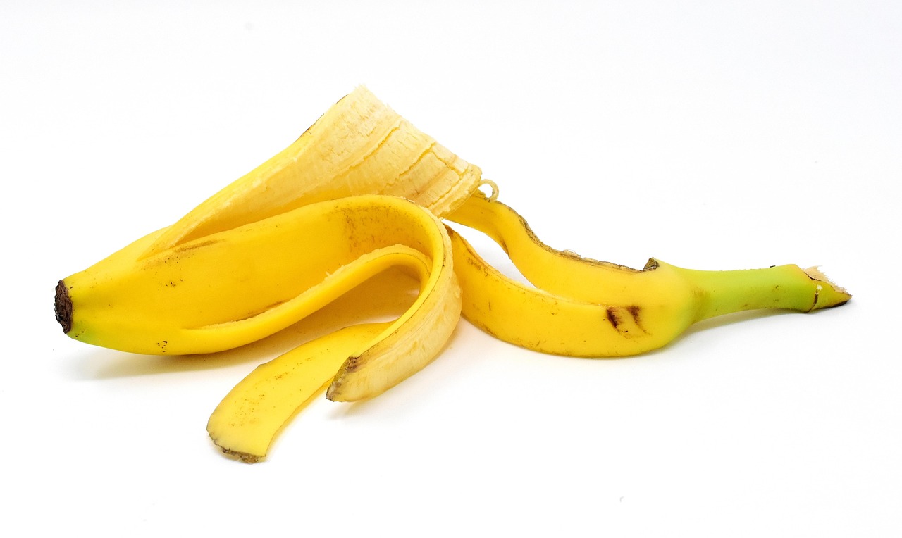 Buccia di banana nel vaso con pianta, evidenziando i cambiamenti dopo 7 giorni.