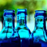 Bottiglie blu appese nel giardino per allontanare i piccioni in modo naturale.