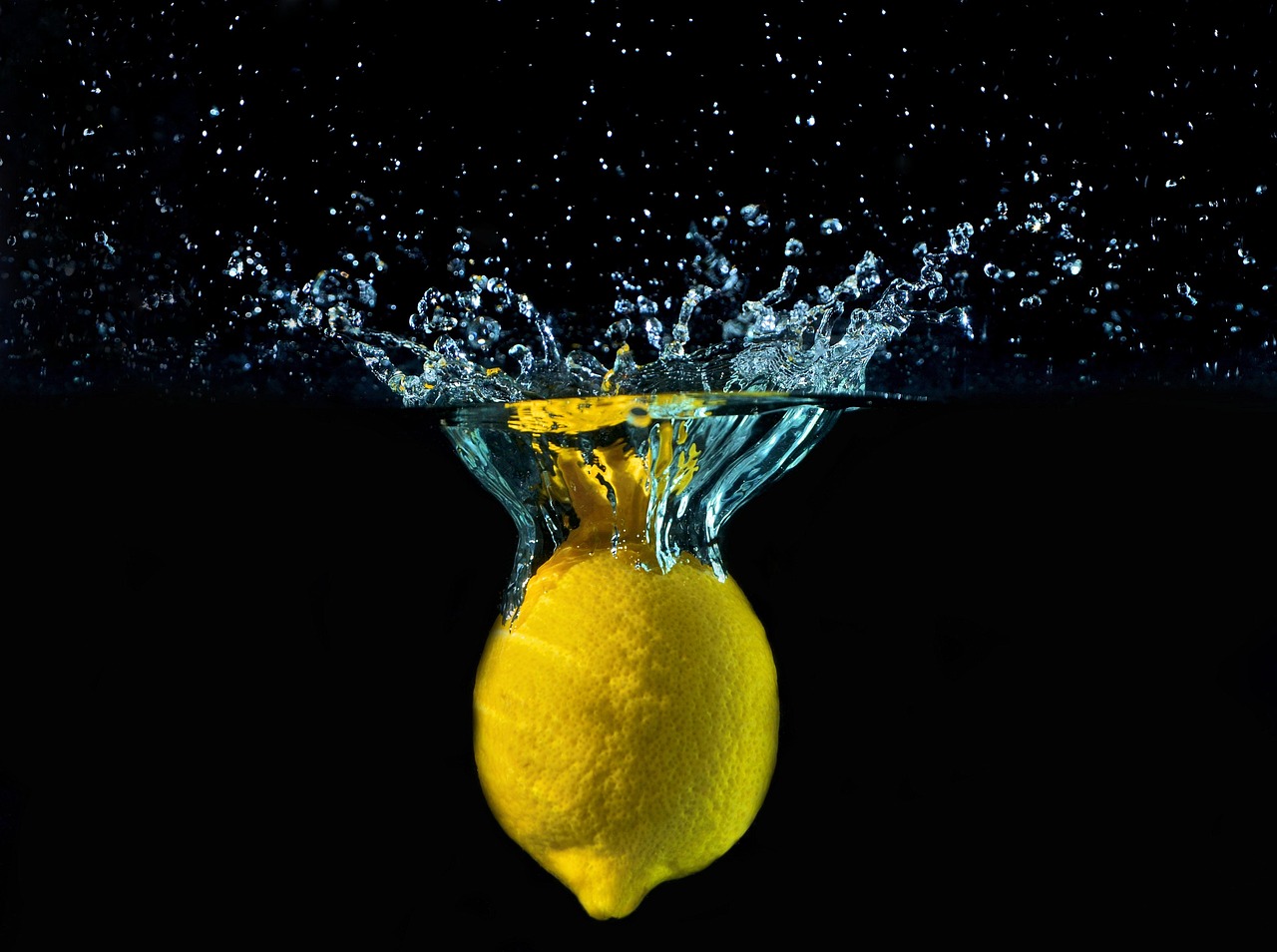 Limone con radici visibili, illustrando gli effetti dell'acqua eccessiva sulle piante.